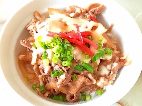 ピザ用チーズを乗せて!豚こまと玉ねぎのチーズ豚丼♪